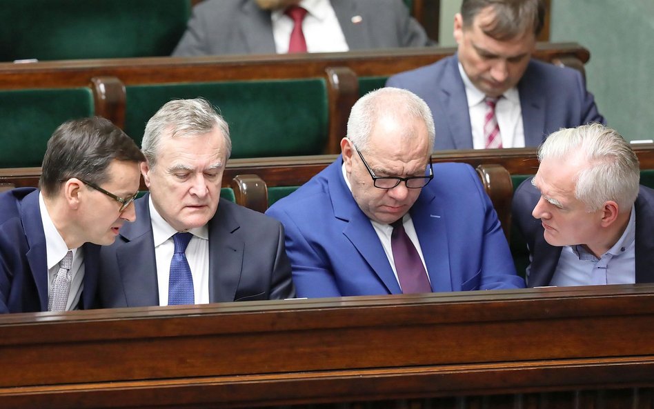 Posłowie PiS masowo „zaciągają się” do pracy w rządzie. Pobili rekord