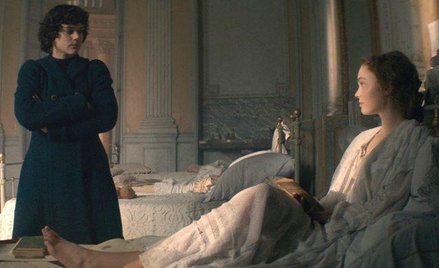 Soko (Loie Fuller) i Lili-Rose Depp (Isadora Duncan)
