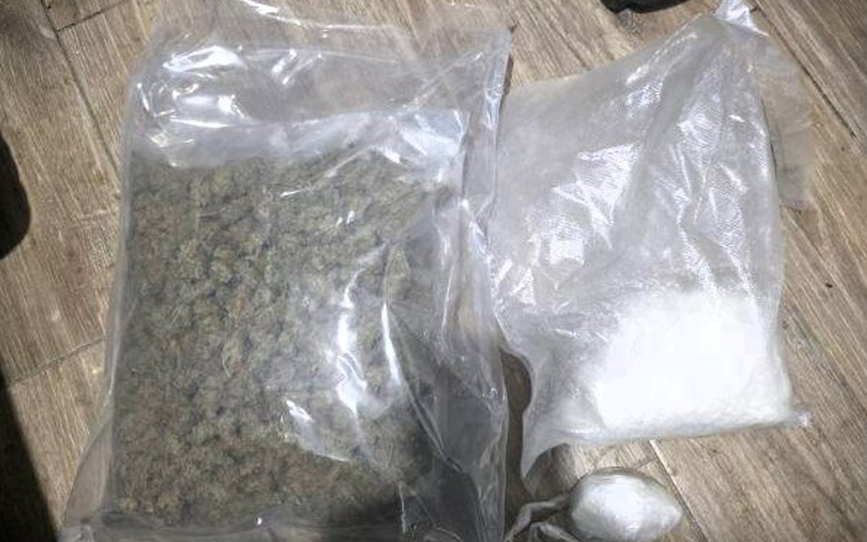 Wśród zabezpieczonych środków znalazła się amfetamina oraz susz roślinny.