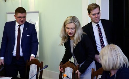 Tomasz Rzymkowski (na zdjęciu po lewej stronie) na posiedzeniu komisji ws. Amber Gold