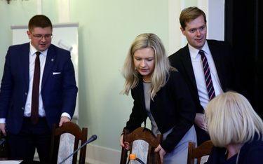 Tomasz Rzymkowski (na zdjęciu po lewej stronie) na posiedzeniu komisji ws. Amber Gold