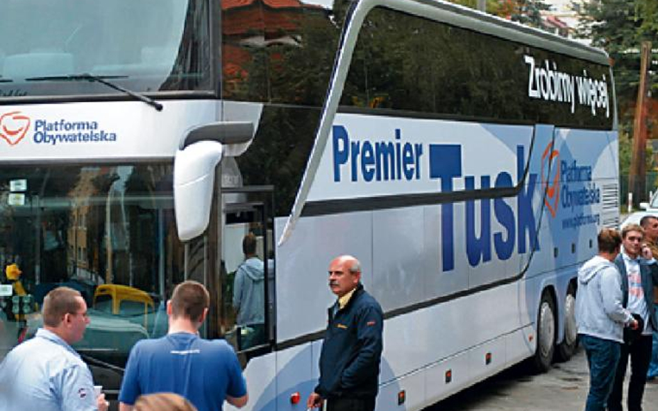 Autobus, którym po kraju podróżuje lider partii Donald Tusk, wczoraj przyjechał m.in. do Torunia