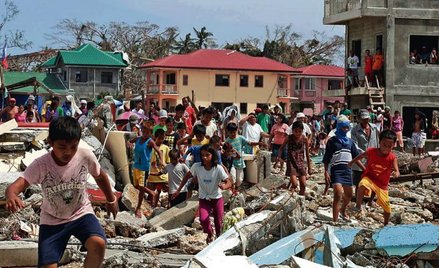 Wyścig mieszkańcow miasta Hernani w prowincji Samar po wodę i żywność, których nie wszędzie udaje si