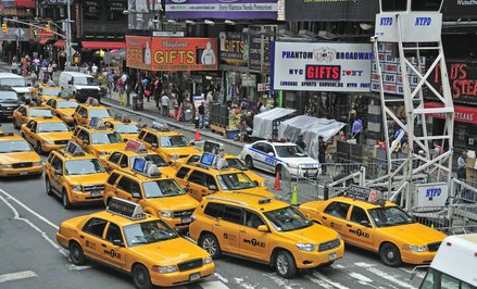 Godzina szczytu z mnóstwem taksówek na Times Square w Midtown, Nowy Jork, Manhattan