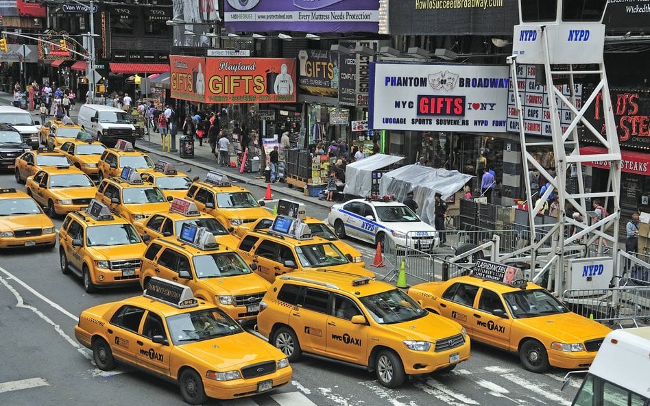 Godzina szczytu z mnóstwem taksówek na Times Square w Midtown, Nowy Jork, Manhattan