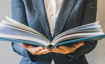 Kobieta czyta dokumenty