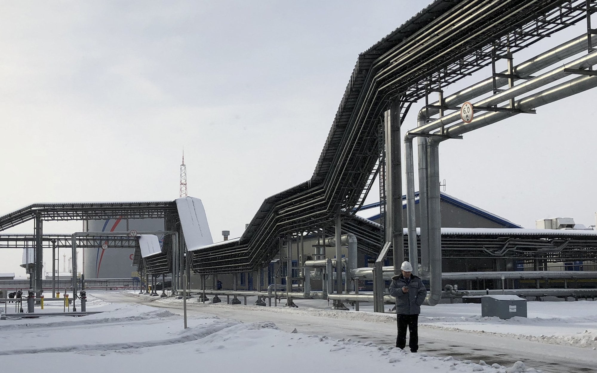 Ukraina uderza nad Bałtykiem. Płonie rafineria, tonie lodołamacz