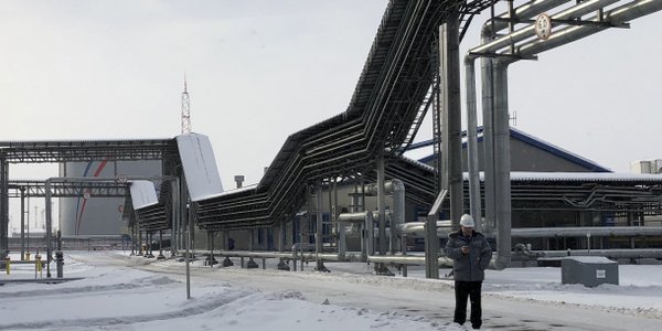 Ukraina uderza nad Bałtykiem. Płonie rafineria, tonie lodołamacz