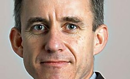 Mark Young z Fitch Ratings