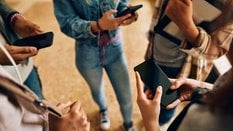 Dzieci bez smartfonów w szkole. To może skrócić czas przed ekranem tylko o pół godziny