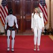Pierwsza dama USA Melania Trump w towarzystwie robota na szczycie koalicji „Fostering the Future Tog