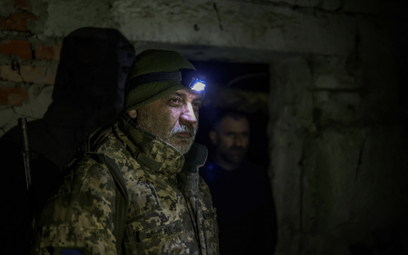 Ukraiński żołnierz w bunkrze w rejonie Popasnej