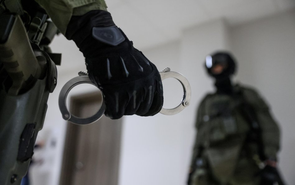 CBŚP rozbiło grupę legalizującą pobyt cudzoziemców w Polsce