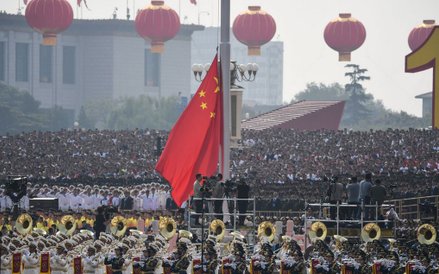Flaga Chin wciągana na maszt podczas obchodów 70. rocznicy utworzenia komunistycznej Chińskiej Repub