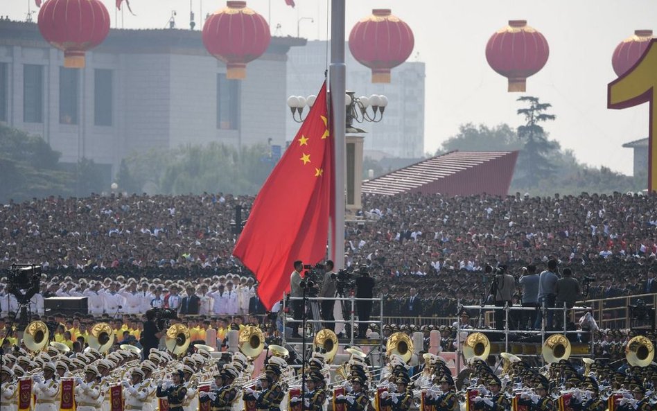 Flaga Chin wciągana na maszt podczas obchodów 70. rocznicy utworzenia komunistycznej Chińskiej Repub