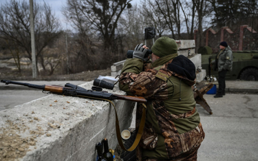 Punkt kontrolny ukraińskiej armii w pobliżu Kijowa