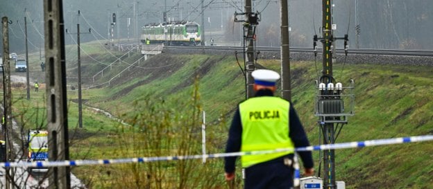 Działania służb przy zniszczonym fragmencie torowiska na trasie Dęblin-Warszawa w pobliżu stacji kol