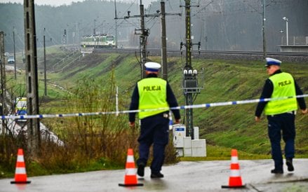 Działania służb przy zniszczonym fragmencie torowiska na trasie Dęblin-Warszawa w pobliżu stacji kol