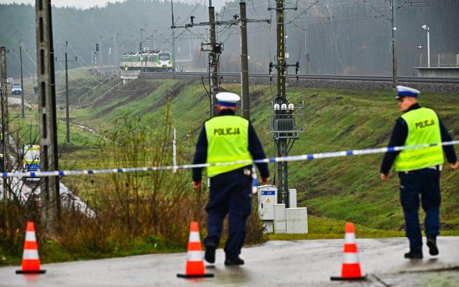 Działania służb przy zniszczonym fragmencie torowiska na trasie Dęblin-Warszawa w pobliżu stacji kol