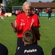 Leo Beenhakker rozmawia z piłkarzami podczas spotkania z FC Schaffhausen