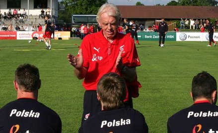 Leo Beenhakker rozmawia z piłkarzami podczas spotkania z FC Schaffhausen