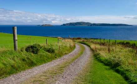 Widok na wyspy Sanda i Sheep Island z półwyspu Mull of Kintyre w Szkocji