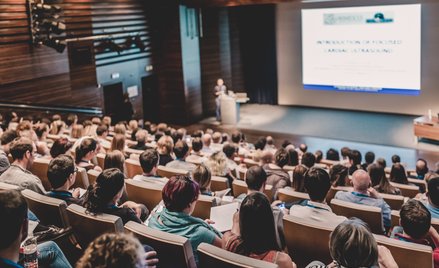 Brak pełnej kontroli nad kadrą i bazą dydaktyczną utrudnia zapewnienie spójnej jakości kształcenia l