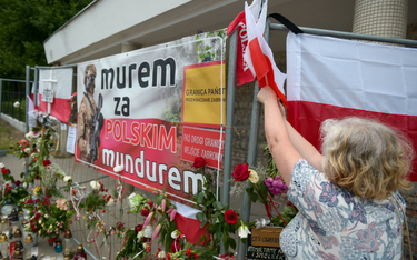 Mieszkańcy stolicy przynoszą znicze i kwiaty przed Wojskowy Instytut Medyczny w Warszawie dla uczcze