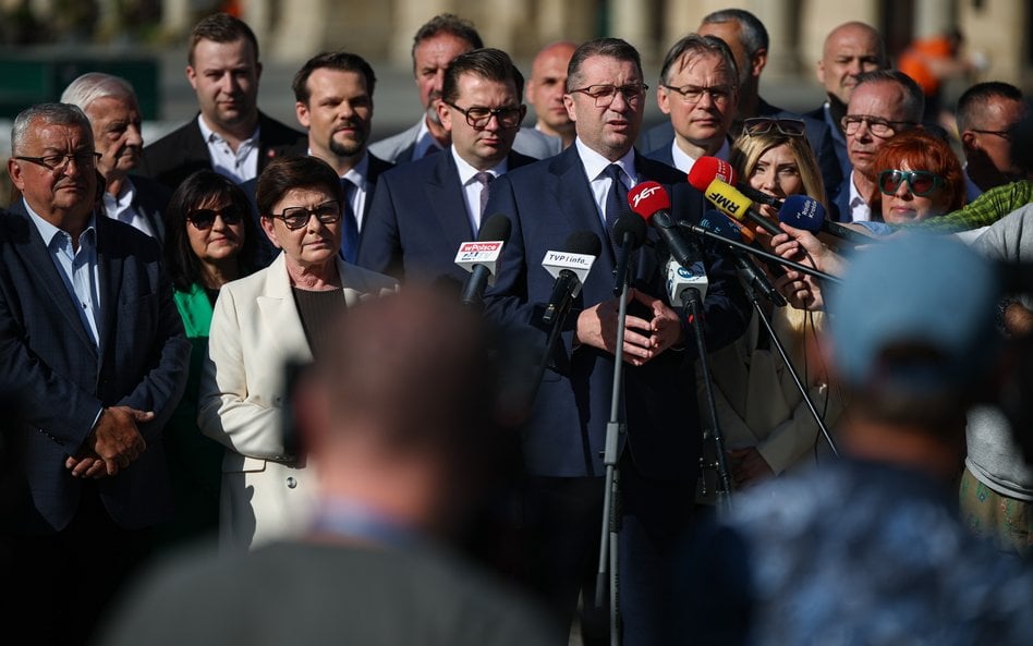 Wiceprezes PiS Przemysław Czarnek oraz europosłanka, wiceprezes PiS Beata Szydło na Rynku Głównym w 