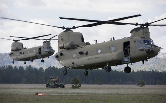 Ciężkie śmigłowce transportowe Boeing CH-47F Chinook lotnictwa amerykańskich wojsk lądowych.