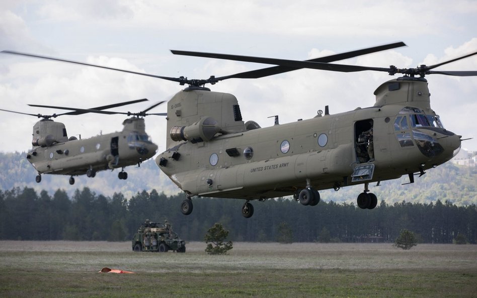 Ciężkie śmigłowce transportowe Boeing CH-47F Chinook lotnictwa amerykańskich wojsk lądowych. Fot./US