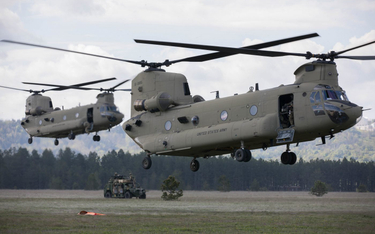 Ciężkie śmigłowce transportowe Boeing CH-47F Chinook lotnictwa amerykańskich wojsk lądowych. Fot./US