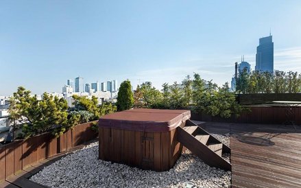 Relaksując się w jacuzzi na dachu możemy podziwiać panoramę miasta