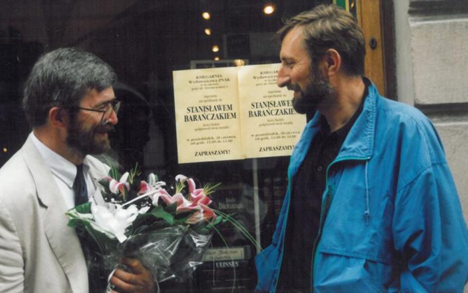 Stanisław Barańczak i Julian Kornhauser (z prawej), Kraków, lata 90.