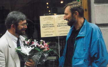 Stanisław Barańczak i Julian Kornhauser (z prawej), Kraków, lata 90.