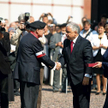 2 sierpnia 2009: prezydent Lech Kaczyński wręcza odznaczenia kombatantom na dziedzińcu Muzeum Powsta