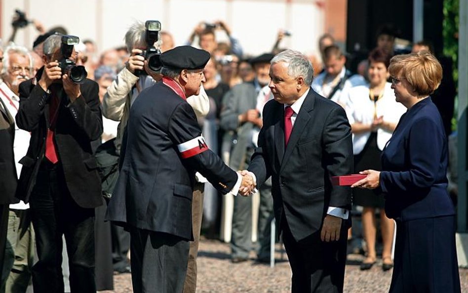 2 sierpnia 2009: prezydent Lech Kaczyński wręcza odznaczenia kombatantom na dziedzińcu Muzeum Powsta