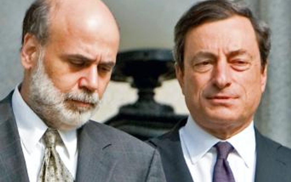 Szef Fedu Ben Bernanke (z lewej) i prezes EBC Mario Draghi. Polityka ich instytucji będzie w dużym s