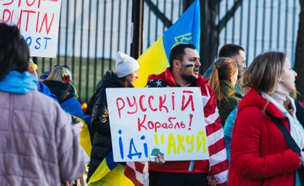 Antyrosyjska demonstracja w Waszyngtonie po agresji Rosji na Ukrainę. Stany Zjednoczone znalazły się