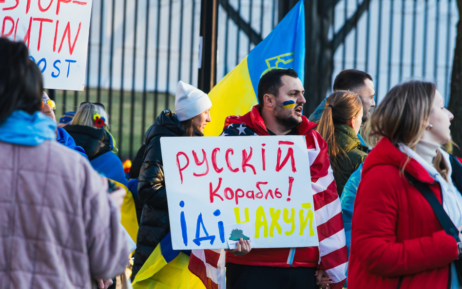 Antyrosyjska demonstracja w Waszyngtonie po agresji Rosji na Ukrainę. Stany Zjednoczone znalazły się