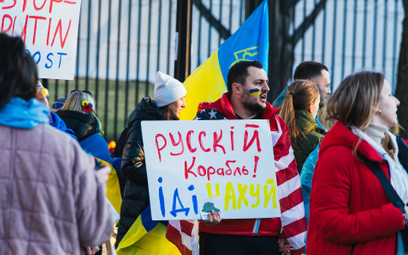 Antyrosyjska demonstracja w Waszyngtonie po agresji Rosji na Ukrainę. Stany Zjednoczone znalazły się