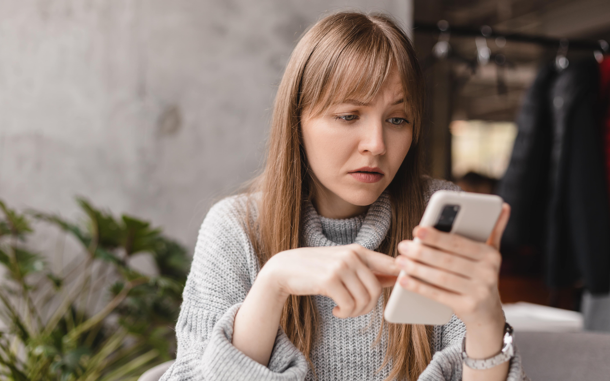 Oszustwa SMS: Jak rozpoznać fałszywe wiadomości od banku i zabezpieczyć swoje pieniądze