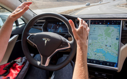 Tesla coraz bliżej autonomicznych taksówek
