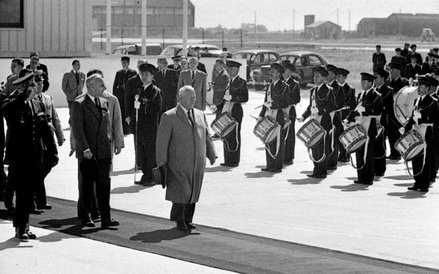 Nikita Chruszczow w Paryżu. Internowanie emigrantów nie zapobiegło protestom