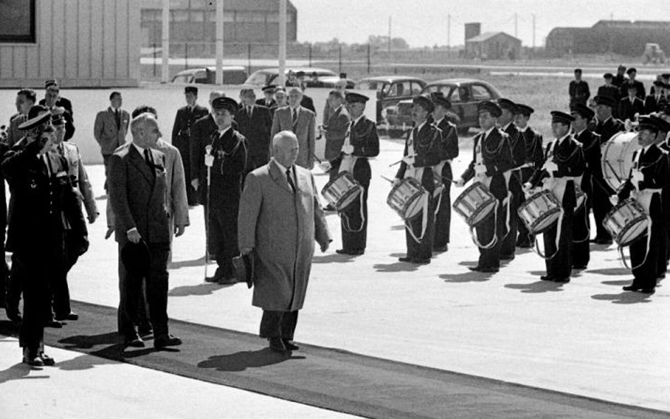 Nikita Chruszczow w Paryżu. Internowanie emigrantów nie zapobiegło protestom