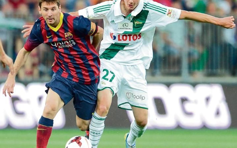 Rok 2013, PGE Arena: Lechia Gdańsk–FC Barcelona. Pawel Dawidowicz walczy o piłkę z Leo Messim. Wynik