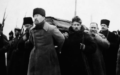 Feliks Dzierżyński niosący trumnę ze zwłokami Lenina. Moskwa, 27 stycznia 1924 r.