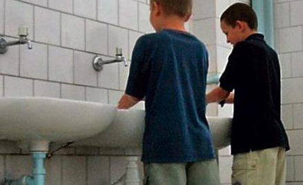 Minister edukacji uważa, że standardem w każdej polskiej szkole powinny być łazienki wyposażone w bi
