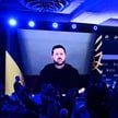 Prezydent Ukrainy Wołodymyr Zełenski (na ekranie) przemawia na otwarciu Warsaw Security Forum w Wars
