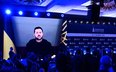 Prezydent Ukrainy Wołodymyr Zełenski (na ekranie) przemawia na otwarciu Warsaw Security Forum w Wars